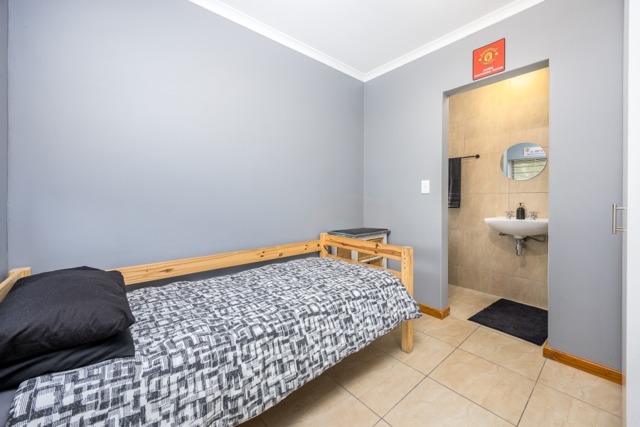 4 Bedroom Property for Sale in Uitzicht Western Cape